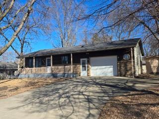 405 16th Ave NE, Waseca, MN 56093 - single story home with covered porch, a garage, and concrete driveway