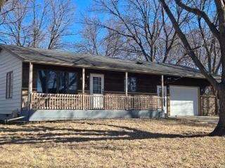 405 16th Ave NE, Waseca, MN 56093 - ranch-style house featuring covered porch and a garage