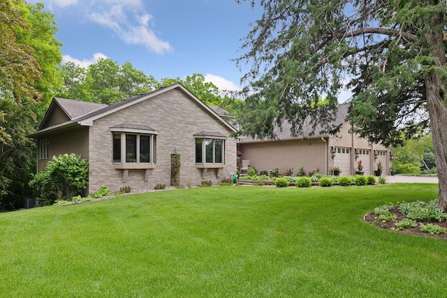 1405 Farm Rd, Chanhassen, MN 55318 - view of front of home featuring a front lawn, brick siding, and driveway