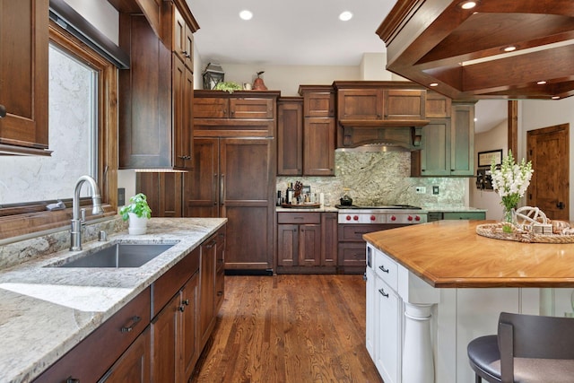 1405 Farm Rd, Chanhassen, MN 55318 - kitchen featuring a sink, stainless steel gas cooktop, dark wood-style floors, decorative backsplash, and recessed lighting