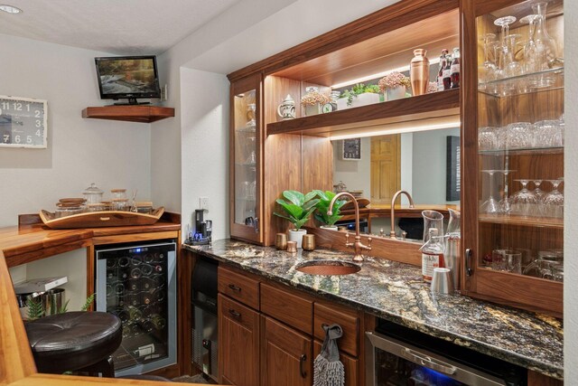 1405 Farm Rd, Chanhassen, MN 55318 - indoor wet bar with wine cooler