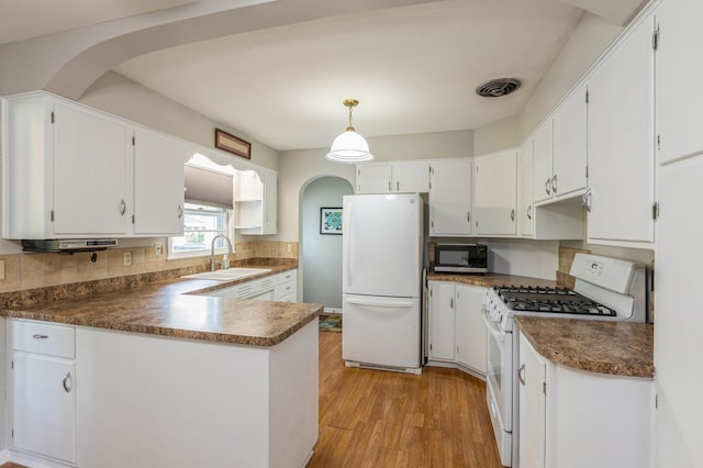 613 9th St NW, Faribault, MN 55021 - kitchen with white appliances, a sink, light wood finished floors, and dark countertops