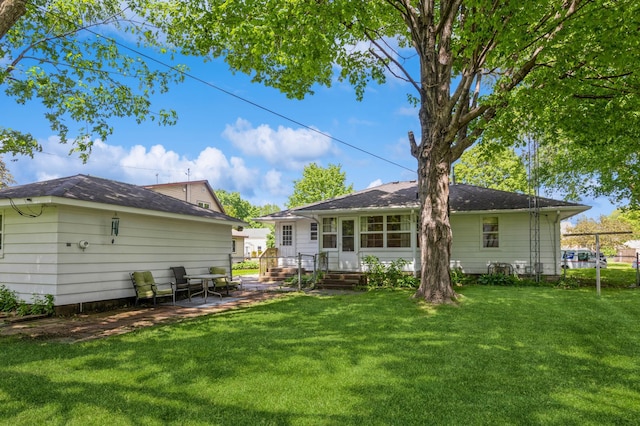 613 9th St NW, Faribault, MN 55021 - back of house featuring a yard