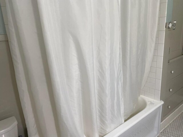 503 14th Ave SW, Rochester, MN 55902 - bathroom featuring tile patterned floors, toilet, and shower / tub combo