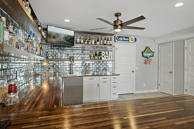 11686 32nd St N, Lake Elmo, MN 55042 - indoor wet bar featuring refrigerator, ceiling fan, recessed lighting, light wood-style floors, and baseboards