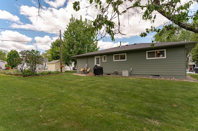 311 Wisconsin St, Lake City, MN 55041 - rear view of house featuring a lawn