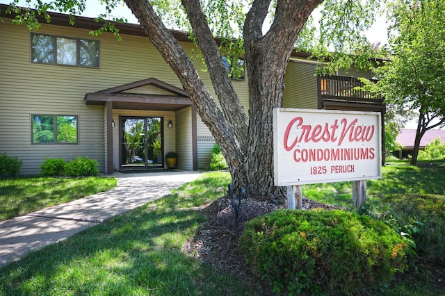 1825 Perlich Ave Unit 206, Red Wing, MN 55066 - surrounding community featuring a lawn