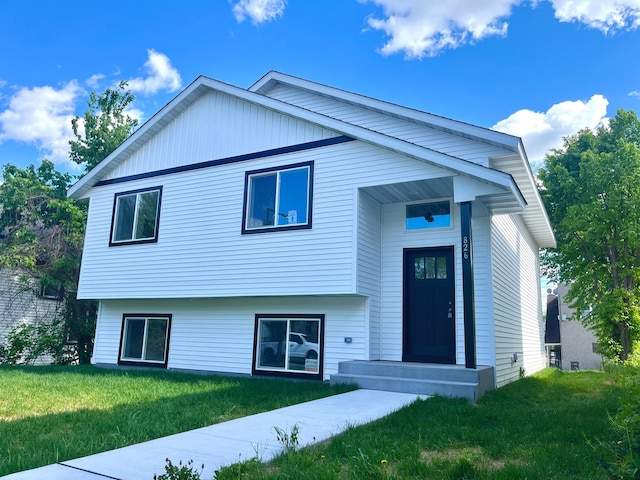 826 Sims Ave, Saint Paul, MN 55106 - view of front of home with a front yard