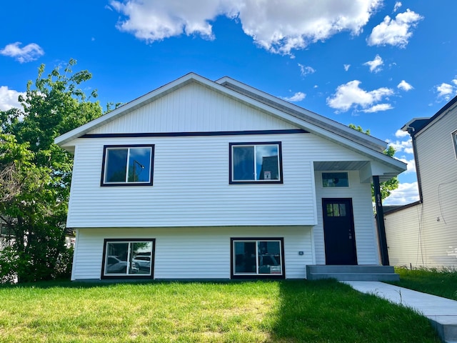 826 Sims Ave, Saint Paul, MN 55106 - view of front facade with a front lawn