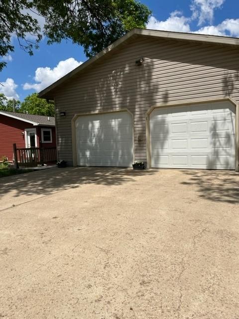 614 S Shore Dr S, Windom, MN 56101 - garage featuring driveway