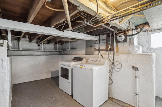 1010 8th Ave NE, Austin, MN 55912 - laundry room featuring washing machine and dryer and electric panel