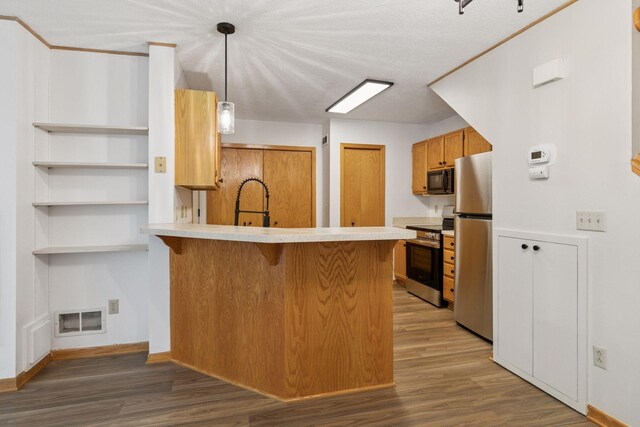 8379 Corcoran Cir Unit 47, Inver Grove Heights, MN 55076 - kitchen with stainless steel appliances, light countertops, wood finished floors, and a peninsula