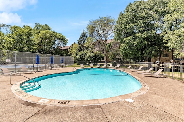 10441 Greenbrier Rd Unit 315, Minnetonka, MN 55305 - community pool with a patio