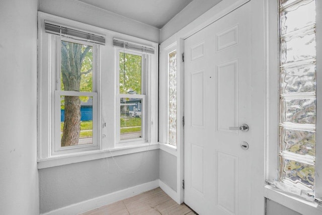 1912 15th Ave N, Minneapolis, MN 55411 - foyer entrance with baseboards