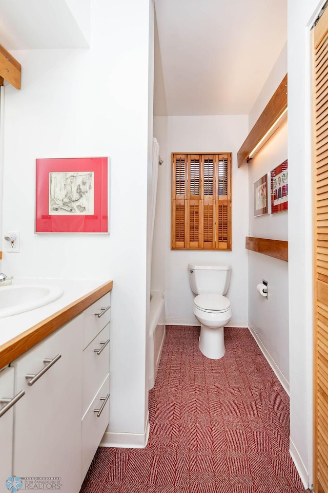 1209 5th St N, Fargo, ND 58102 - bathroom with toilet, vanity, baseboards, and shower / bath combo