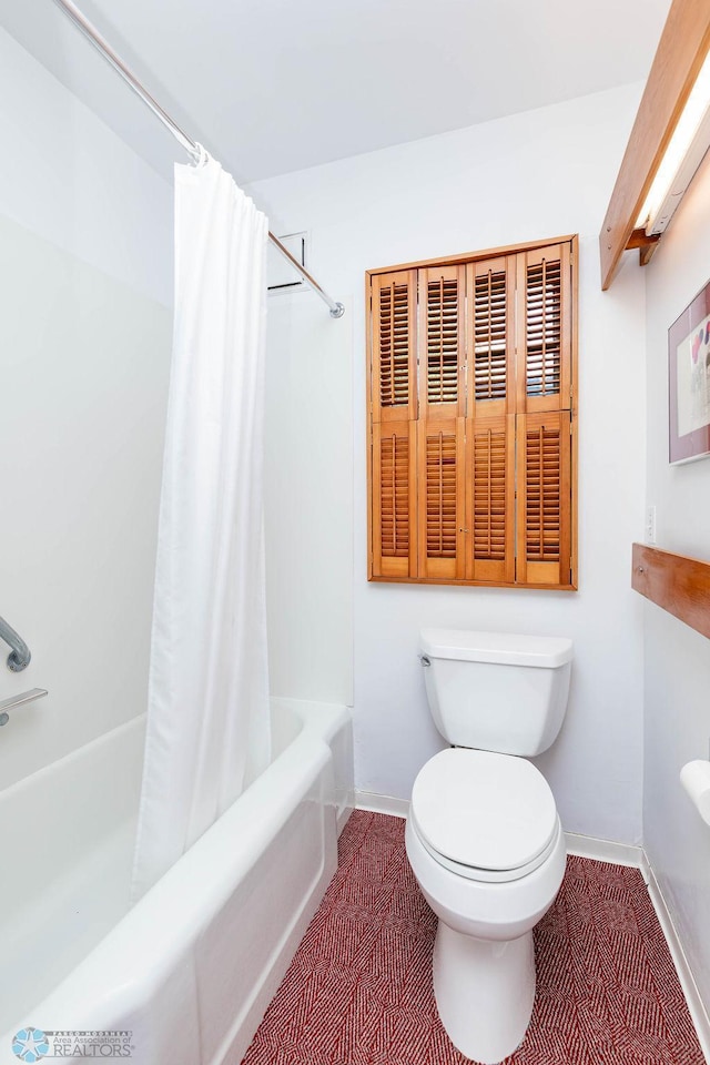 1209 5th St N, Fargo, ND 58102 - full bathroom featuring toilet, shower / tub combo with curtain, baseboards, and tile patterned flooring