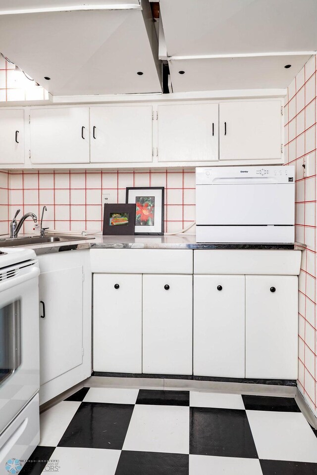 1209 5th St N, Fargo, ND 58102 - kitchen featuring electric stove, oven, light flooring, and white cabinetry