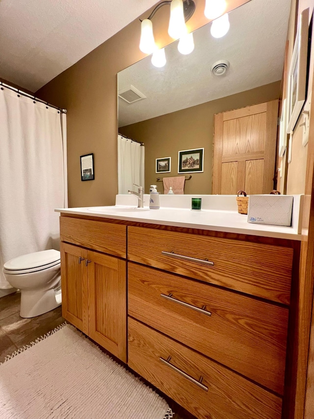 2774 Pine Ridge Blvd, Red Wing, MN 55066 - full bathroom featuring vanity, toilet, and a shower with shower curtain