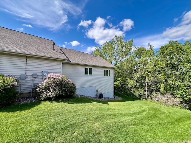964 Aurora Cir, Red Wing, MN 55066 - view of side of property featuring a yard, roof with shingles, and central AC