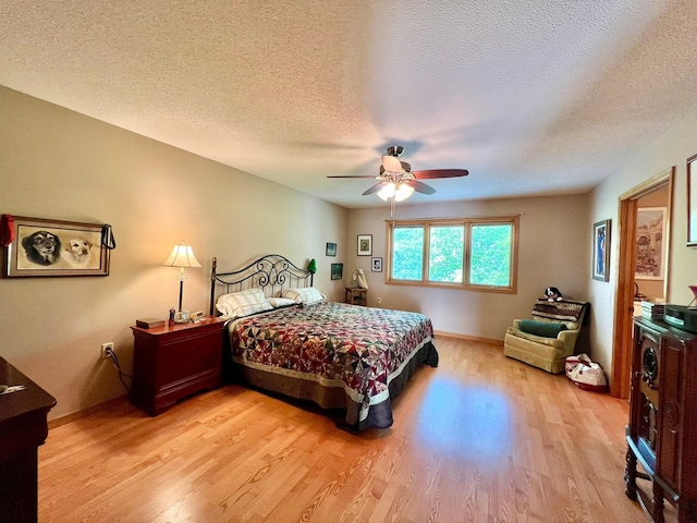 964 Aurora Cir, Red Wing, MN 55066 - bedroom featuring light wood finished floors, a textured ceiling, a ceiling fan, and baseboards