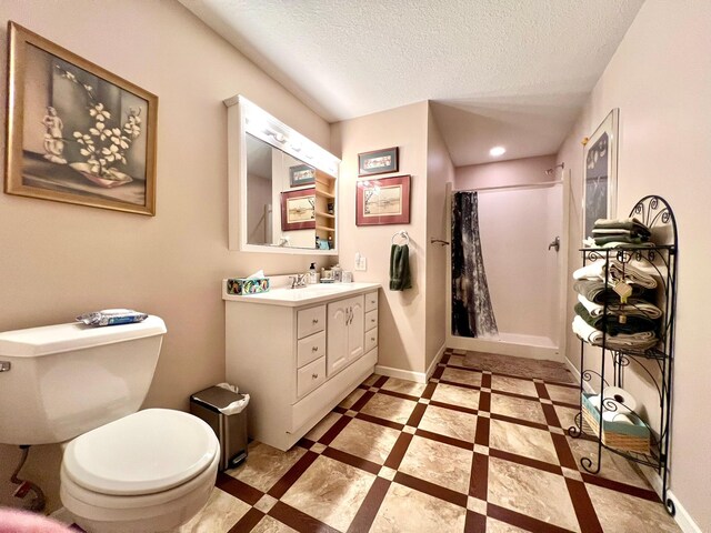 964 Aurora Cir, Red Wing, MN 55066 - bathroom featuring vanity, toilet, a shower with shower curtain, a textured ceiling, and baseboards