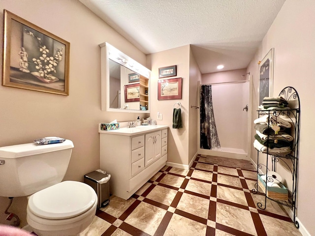 964 Aurora Cir, Red Wing, MN 55066 - full bathroom with vanity, toilet, a shower with curtain, a textured ceiling, and baseboards