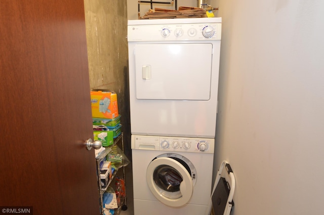 5601 Smetana Dr Unit 518, Minnetonka, MN 55343 - laundry area with stacked washer and clothes dryer