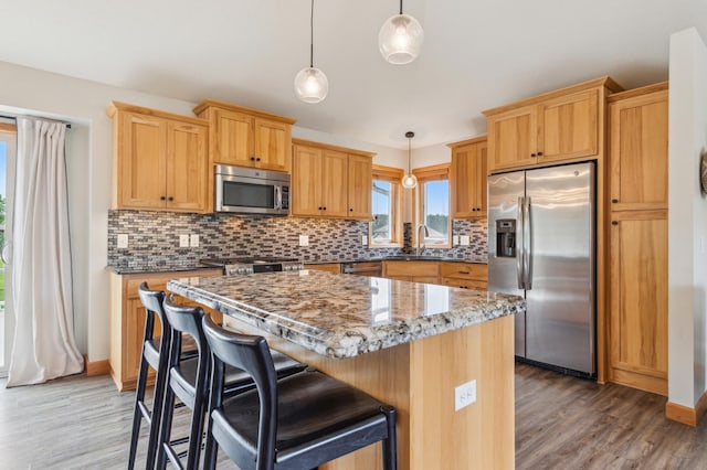 30259 Fox Run Rd, Stacy, MN 55079 - kitchen featuring stainless steel appliances, a sink, light wood-type flooring, and backsplash
