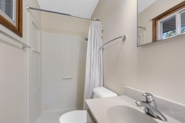 720 Tanglewood Dr, Shoreview, MN 55126 - full bath featuring toilet, curtained shower, and vanity