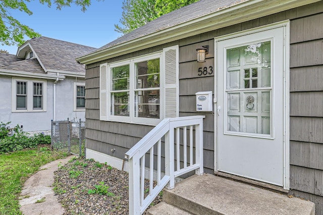 583 Cromwell Ave, Saint Paul, MN 55104 - entrance to property featuring a shingled roof