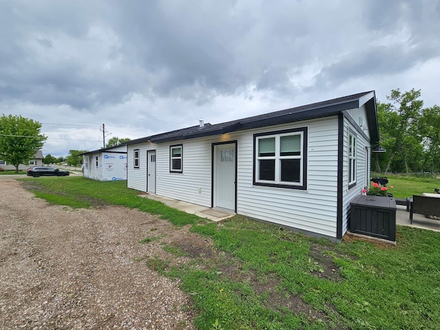 2011/2 10th Ave SE, Pipestone, MN 56164 - view of front facade with a front lawn