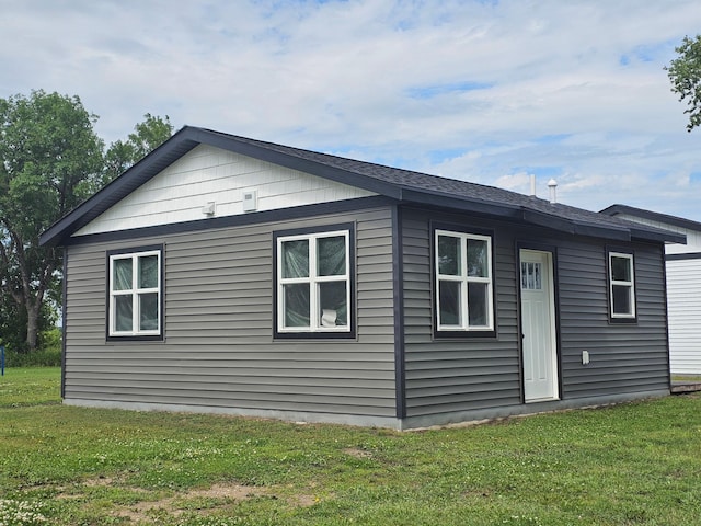 201 10th Ave SE, Pipestone, MN 56164 - view of side of property with a yard