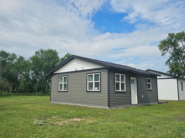 201 10th Ave SE, Pipestone, MN 56164 - view of property exterior featuring a lawn