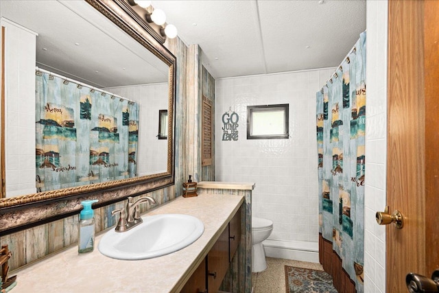 2614 Leroy Rd, Eveleth, MN 55734 - full bathroom featuring toilet, vanity, tile walls, a textured ceiling, and curtained shower