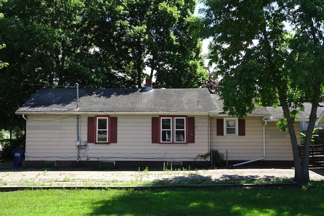 1305 La Crescent St, Campbell Twp, WI 54603 - view of front of property featuring a front lawn