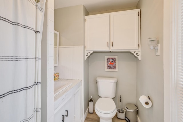 1491 Wynne Ave, Saint Paul, MN 55108 - full bath with toilet, vanity, baseboards, and a shower with shower curtain