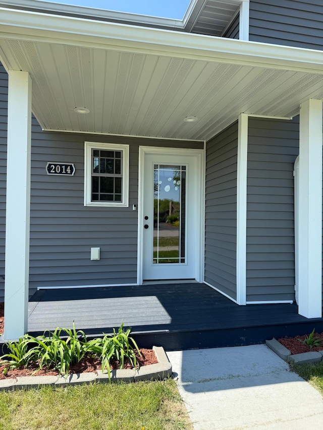 2014 Nelson Dr, Thief River Falls, MN 56701 - entrance to property featuring a porch