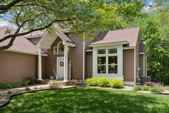 6609 Red Birch Ct, Lino Lakes, MN 55014 - view of front of property featuring a shingled roof, a front lawn, and central air condition unit