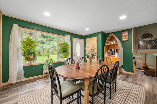 3108 4th Ave, Grand Rapids, MN 55744 - dining room with baseboards, wood finished floors, recessed lighting, a textured ceiling, and crown molding