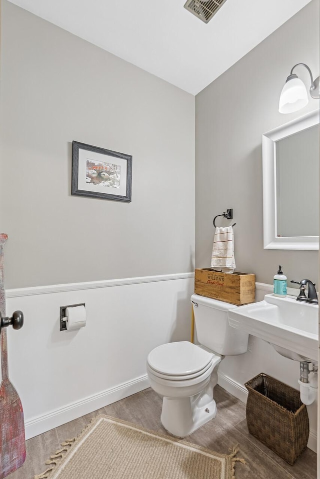 6413 Mendelssohn Ln, Edina, MN 55343 - half bath featuring toilet and baseboards