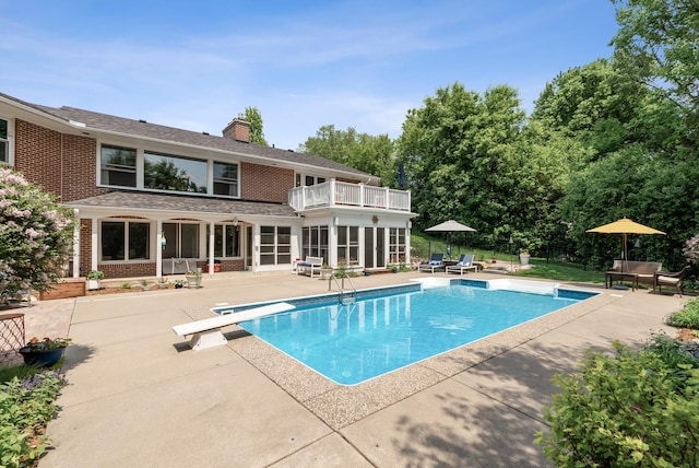 6413 Mendelssohn Ln, Edina, MN 55343 - view of swimming pool featuring a patio and a diving board