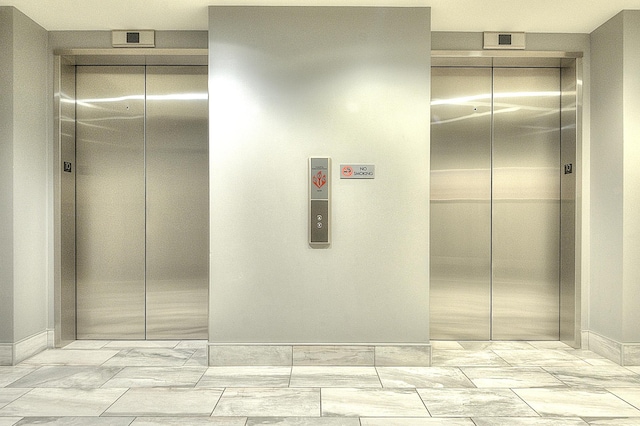 740 Portland Ave Unit 1005, Minneapolis, MN 55415 - bathroom with elevator and baseboards