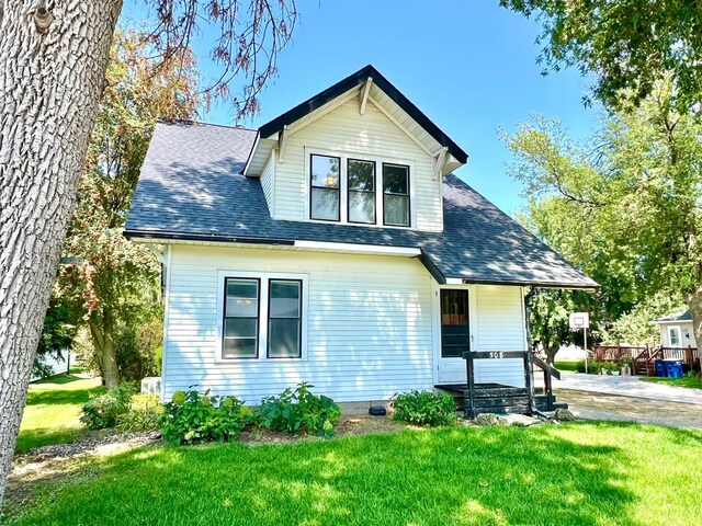 508 2nd Ave, Goodhue, MN 55027 - view of front of property featuring a front lawn, a porch, and roof with shingles