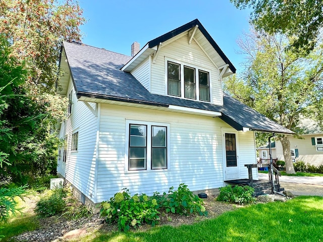 508 2nd Ave, Goodhue, MN 55027 - view of front of home featuring a chimney and roof with shingles