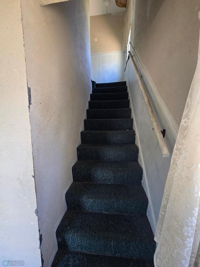 310 20th St N, Fargo, ND 58102 - view of staircase