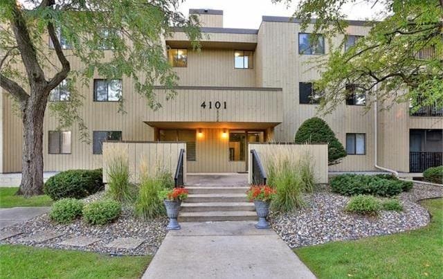 4101 Parklawn Ave Unit 221, Edina, MN 55435 - photo 1