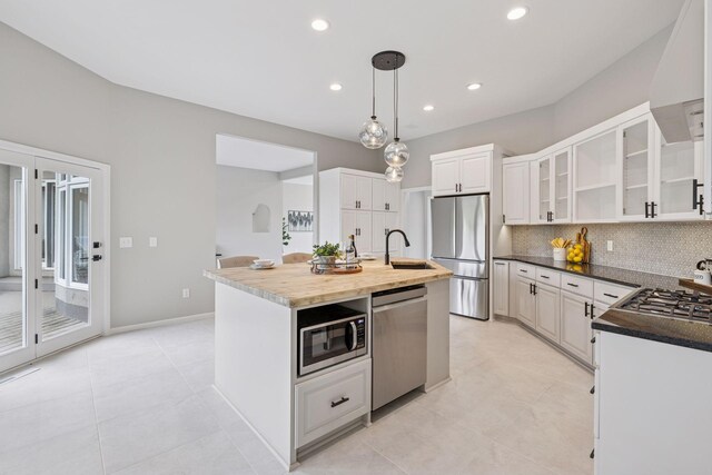 17032 Valley Dr NW, Andover, MN 55304 - kitchen featuring stainless steel appliances, decorative backsplash, a sink, a center island with sink, and recessed lighting