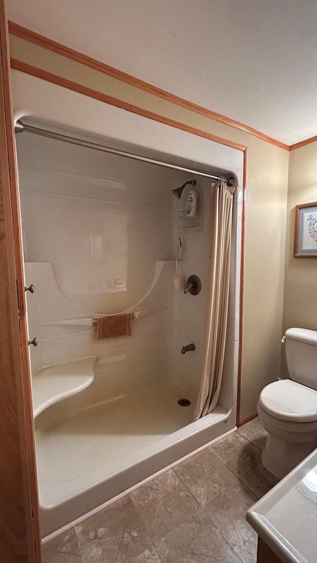 26302 Lakeview Dr, Comfort Twp, MN 55051 - bathroom featuring toilet, crown molding, a shower with curtain, and baseboards