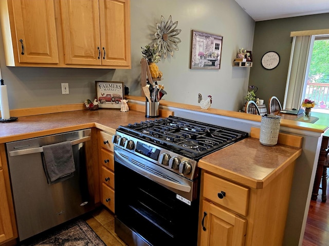1612 17th St SW, Austin, MN 55912 - kitchen featuring stainless steel appliances, a peninsula, and light brown cabinetry