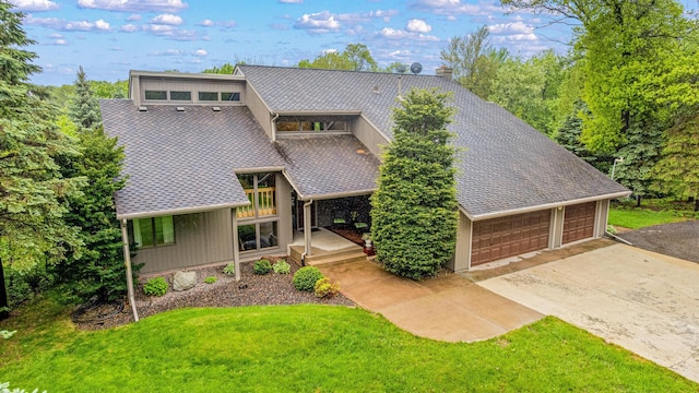 1515 18th Ave, Pleasant Valley Twp, WI 54022 - mid-century modern home featuring a front yard, a garage, and a shingled roof